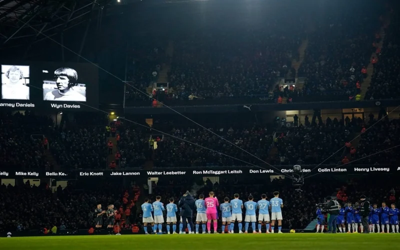 دخان أبيض يغطي ملعب الاتحاد أمام المدفعجية في لحظة مثيرة